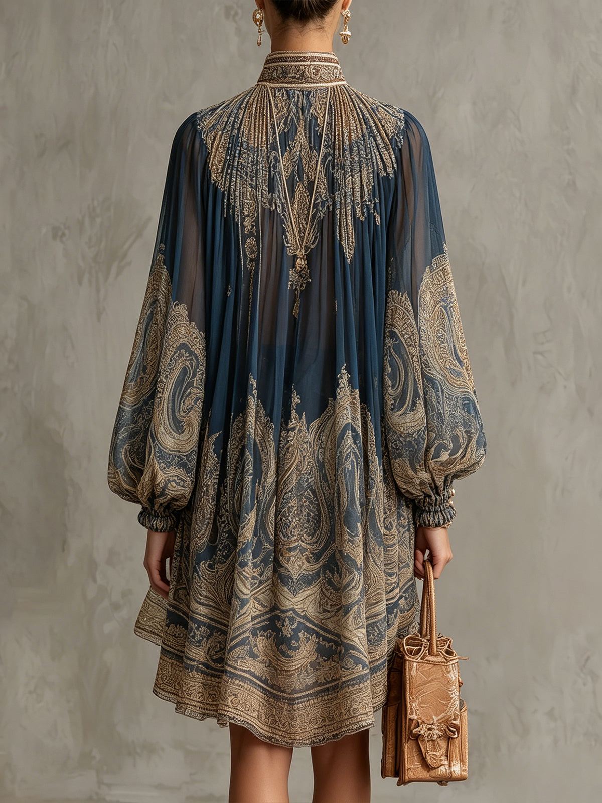 Emma - Abito mini in chiffon blu navy con stampa barocca e collo alto dal taglio irregolare