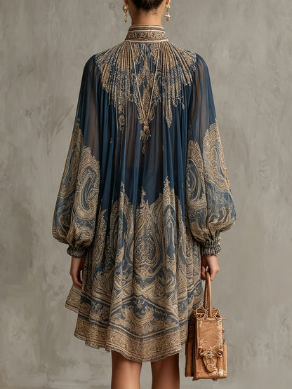 Emma - Abito mini in chiffon blu navy con stampa barocca e collo alto dal taglio irregolare