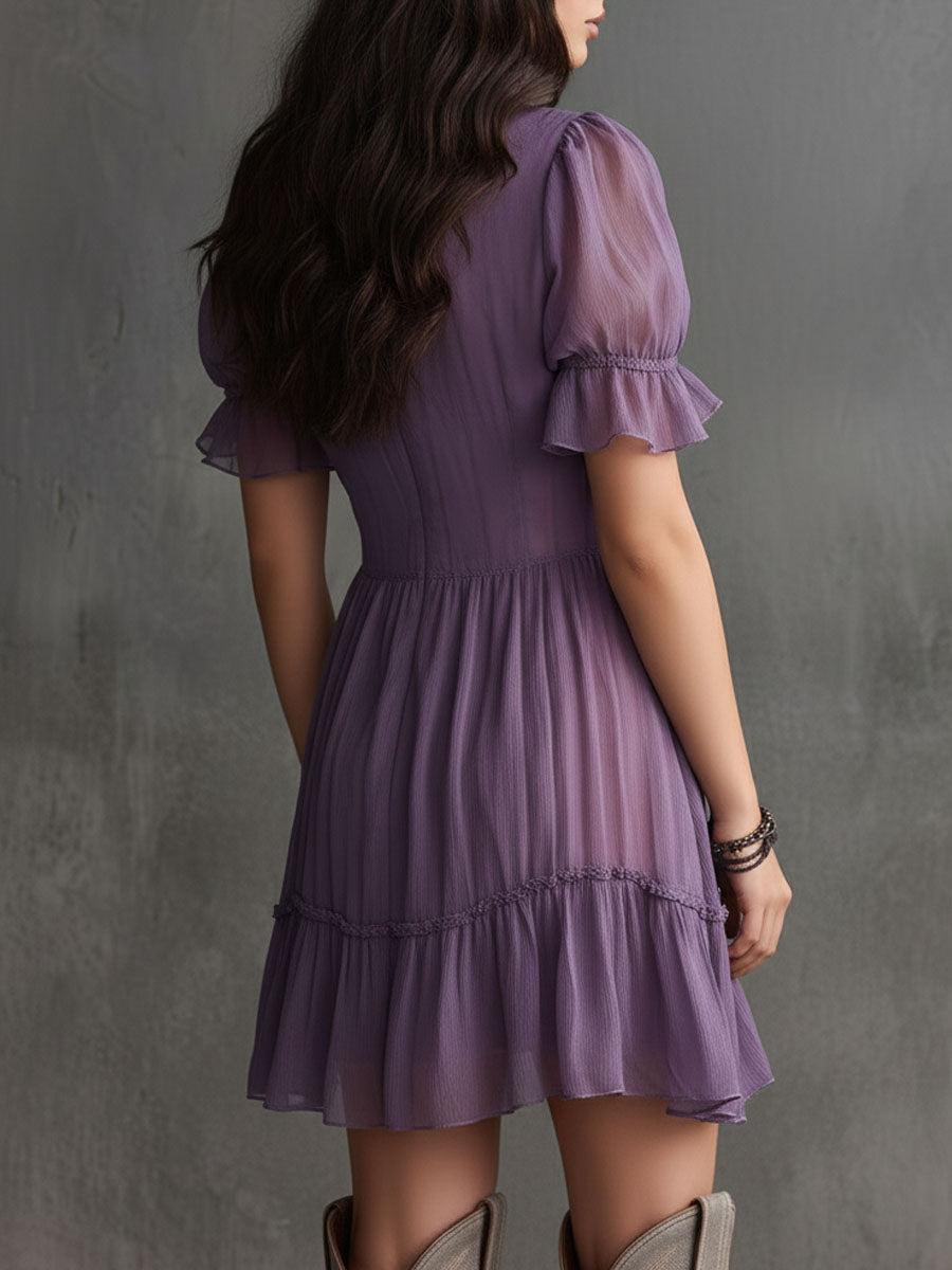 Sofia - Vestito mini in chiffon viola con maniche a sbuffo, volant e bottoni frontali