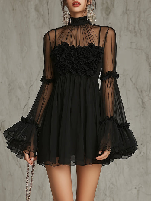 Vestito mini in chiffon nero trasparente con applicazioni floreali, collo alto e plissé