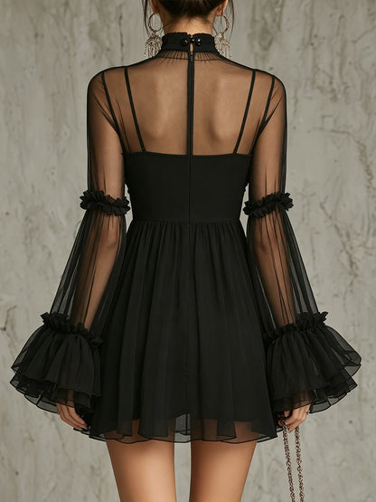 Vestito mini in chiffon nero trasparente con applicazioni floreali, collo alto e plissé