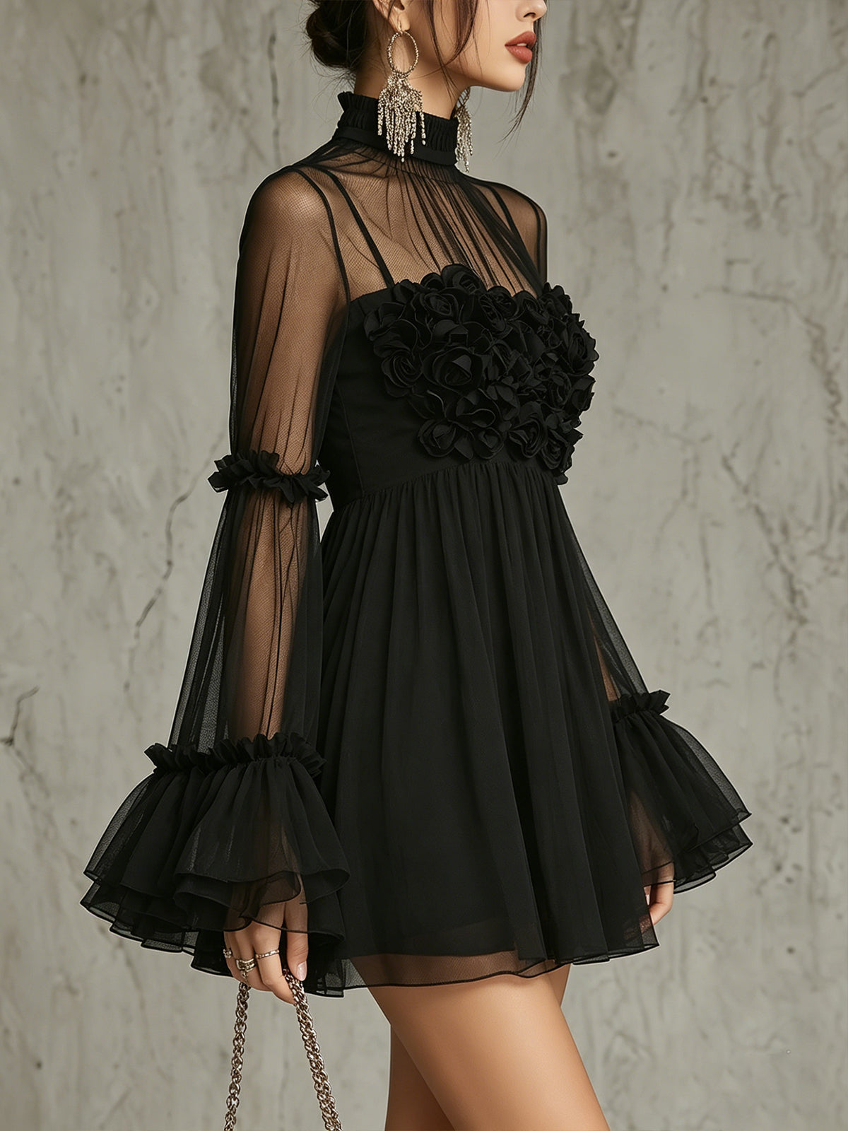Vestito mini in chiffon nero trasparente con applicazioni floreali, collo alto e plissé