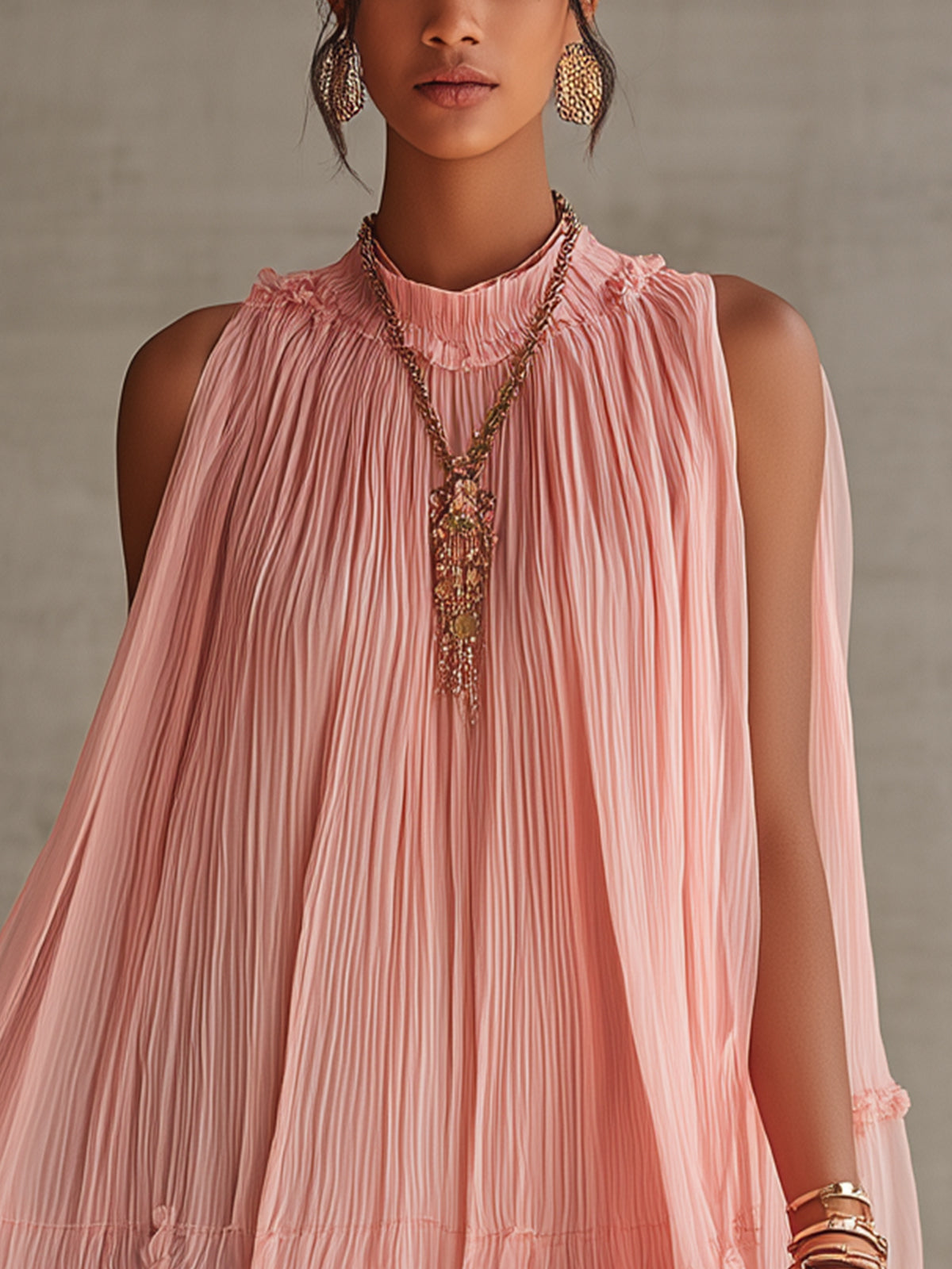 Vestito mini rosa in chiffon con scollo a halter, volant e gonna a palloncino